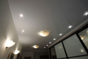 глянцевый потолок в коридоре со светильниками